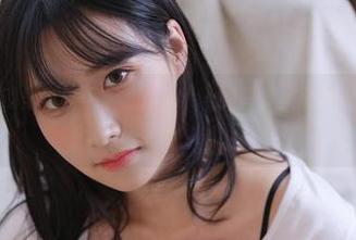 想知道在泳池里可以干嘛？myung的写真集已经准备好下载了！